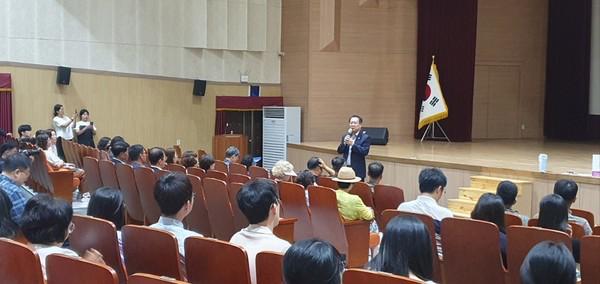제2회 괴산아카데미가 진행된 괴산문화예술회관에서 송인헌 군수(무대중앙)가 메시지를 전하고 있다.(사진=괴산군)